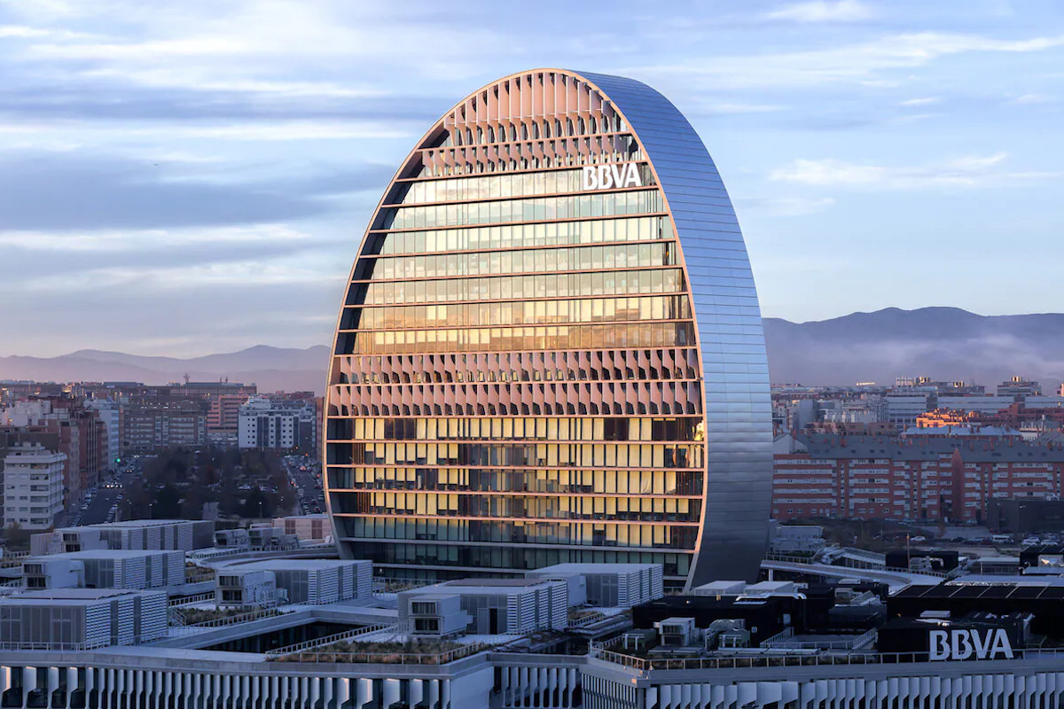 Herzog-de-Meuron-BBVA_HEADQUARTERS-040-Photographs-Rube?n-P.-Besco?s