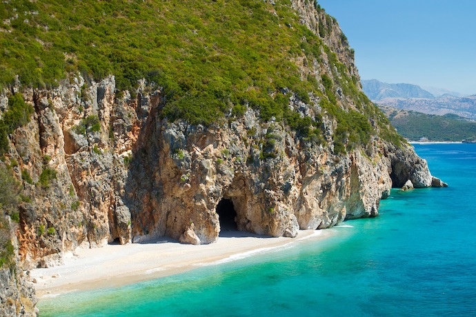 Insenatura e grotta lungo la costa, foto Visit Albania