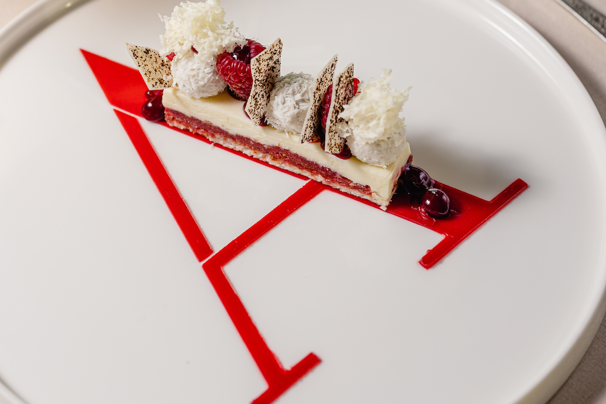 armani ristorante sanvalentino_Lampone, cocco, yogurt, pepe di Timut. Foto SimonaBruno