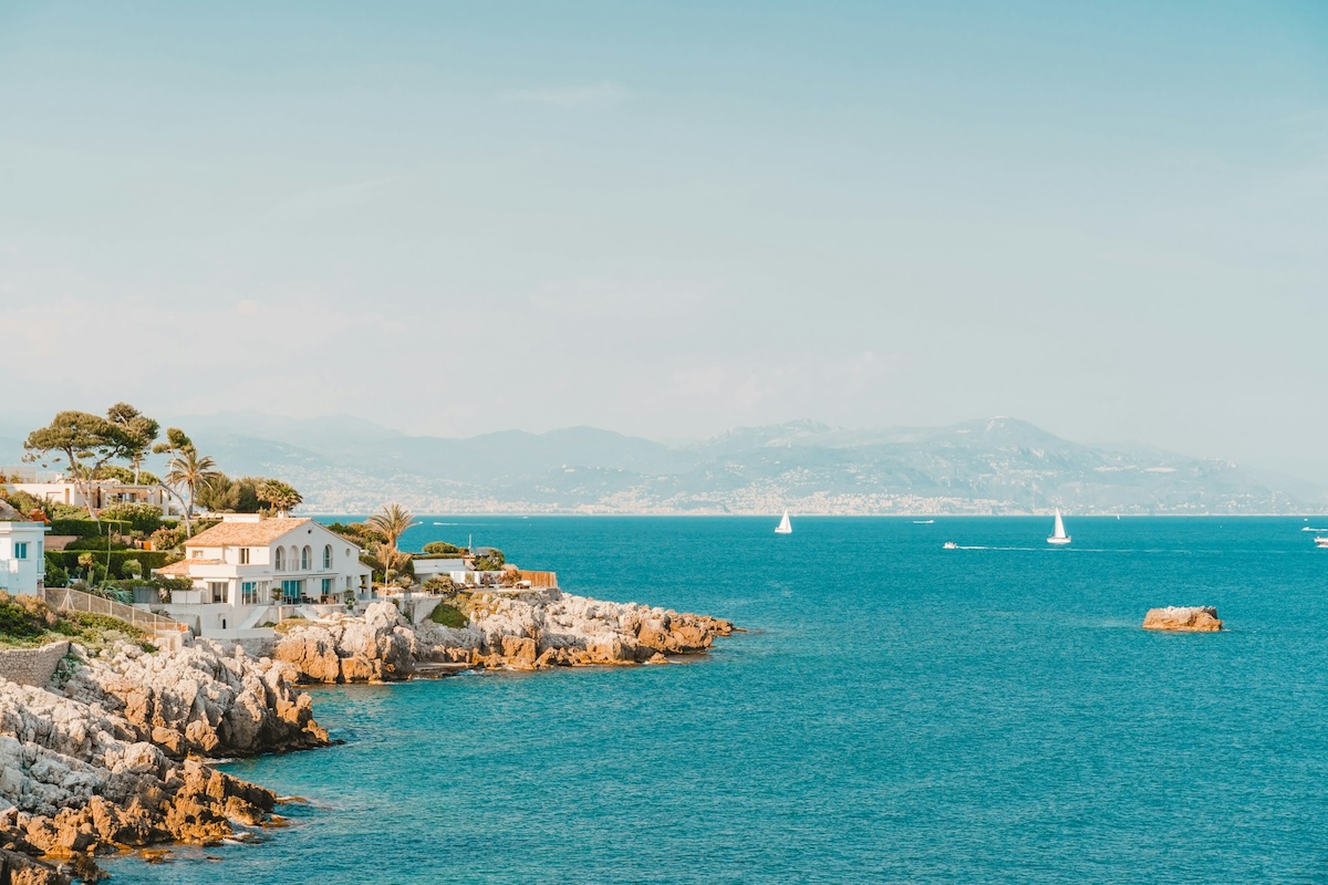 costa azzurra in camper, Antibes, foto di Anthony Salerno, Unsplash