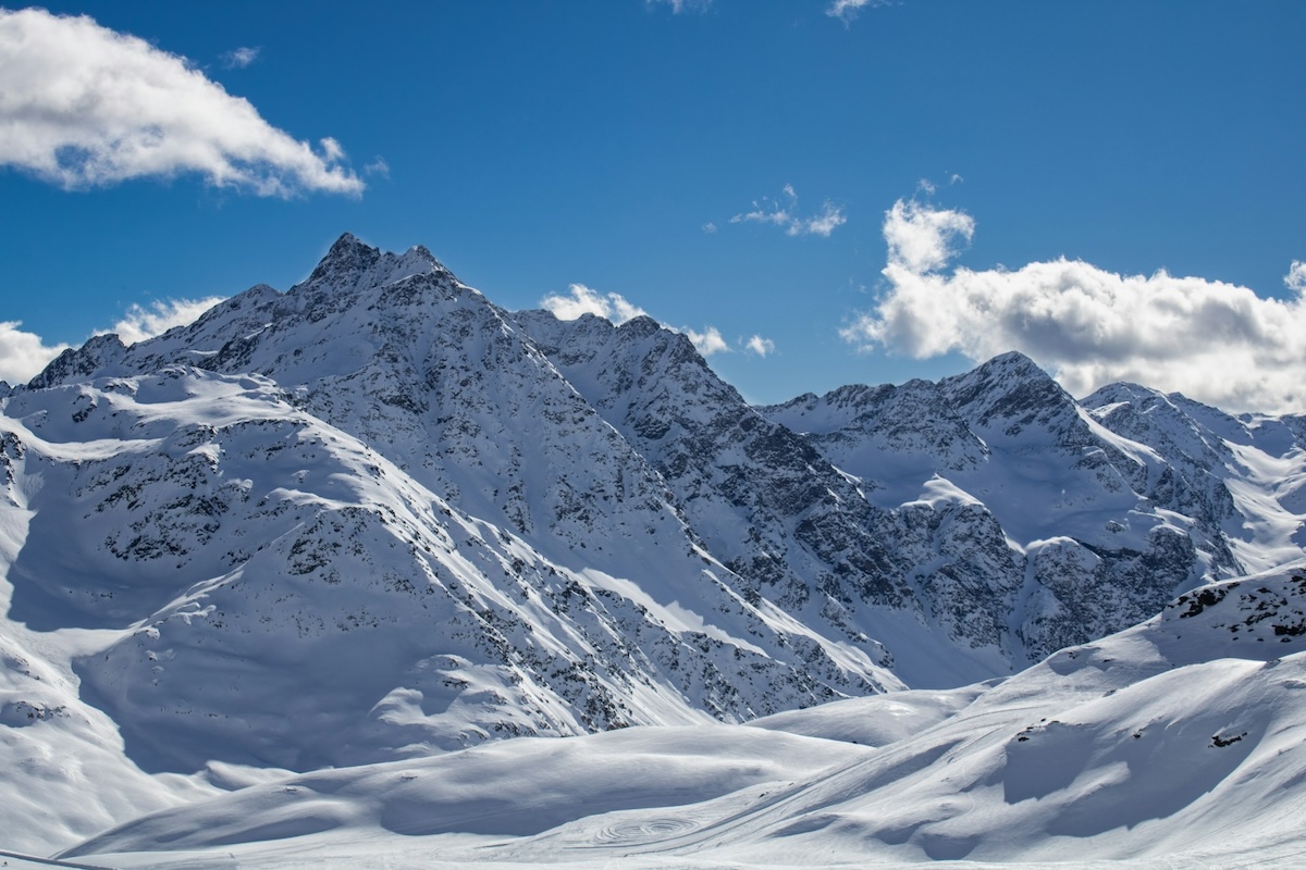 dove sciare lombardia, santa caterina, foto di jan jirasek unsplash