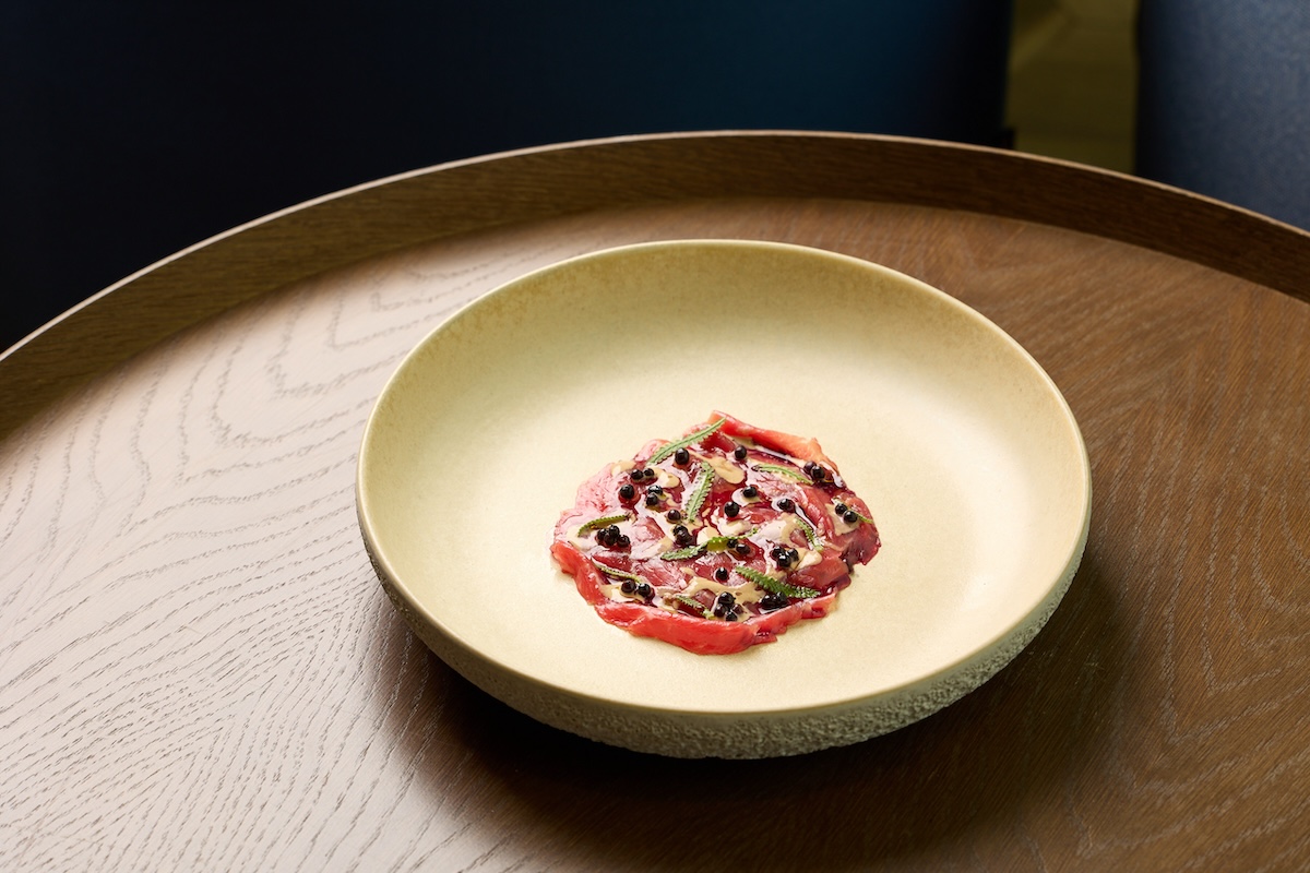 menu autunno milano, HORTO_L_ORA ETICA_CARPACCIO DI CERVO, RADICCHIO SPADONE E SAMBUCO_Ph. Christian Bazzo