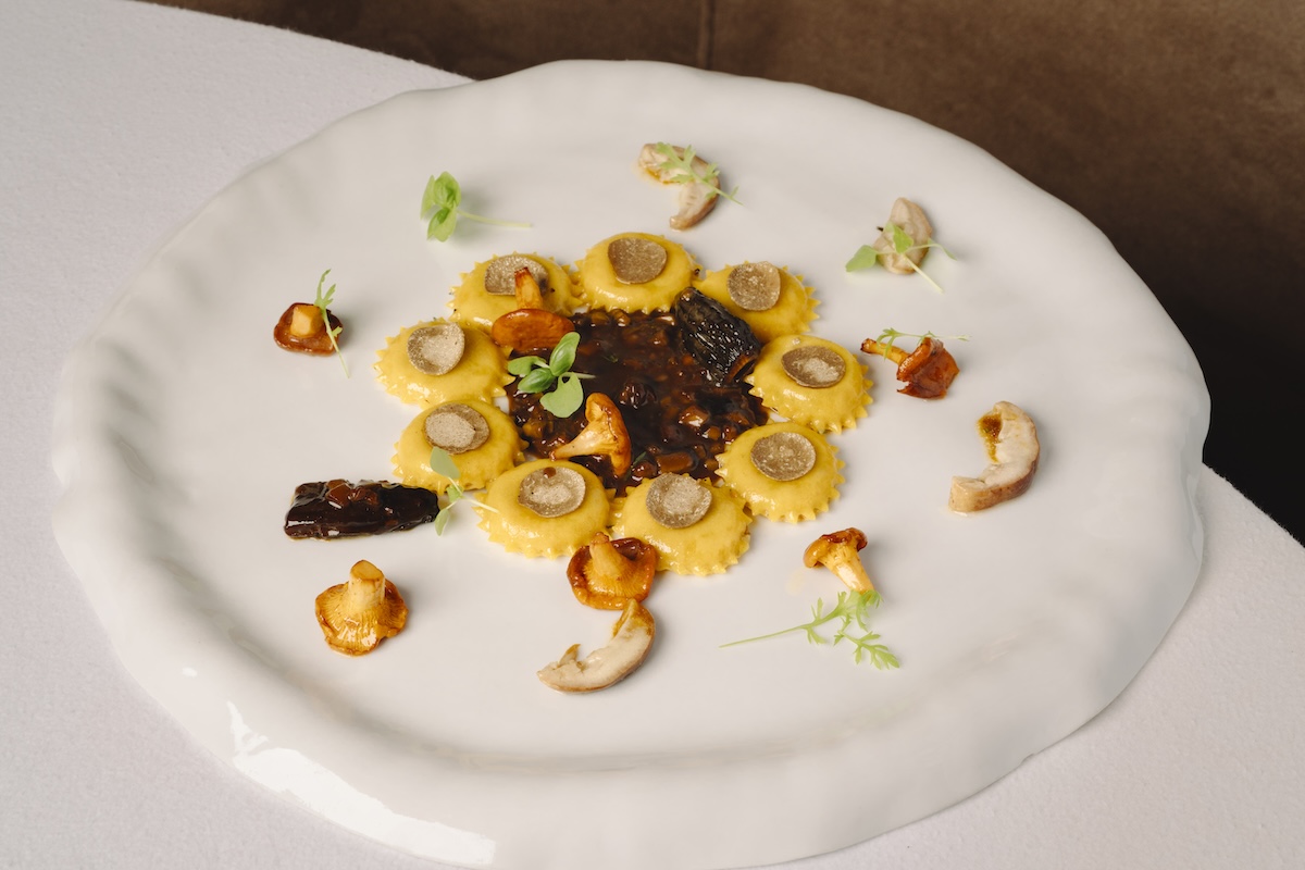 migliori menu autunno milano 2025, Sine, Ravioli ripieni di avena, funghi, tartufo e miso d'orzo.