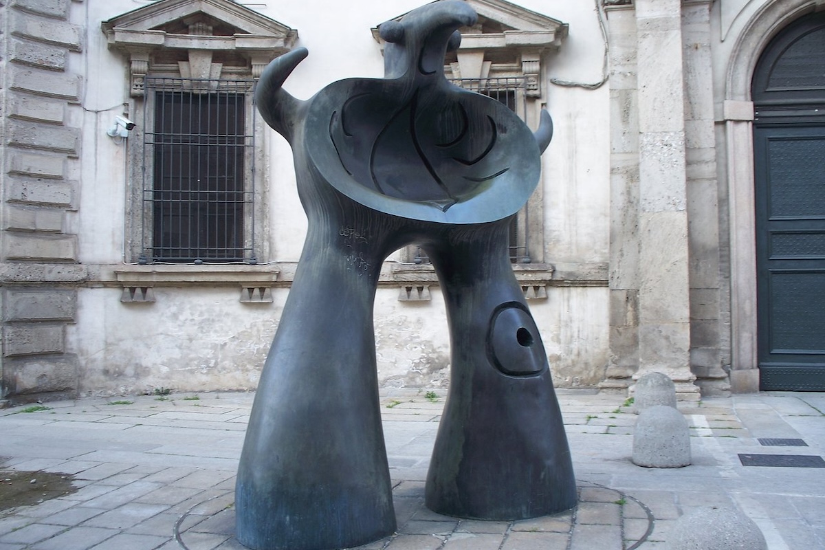 sculture famose milano, madre ubu miro?