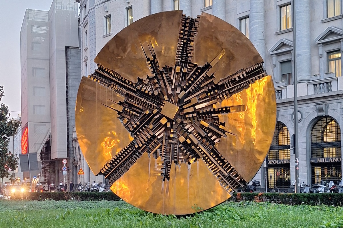 statue famose milano, Disco Pomodoro, foto di Alessandra Cioccarelli
