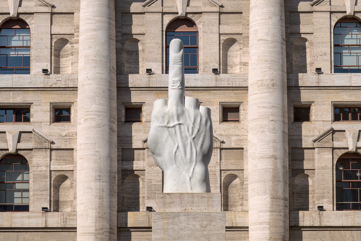 statue famose milano, dito medio cattelan