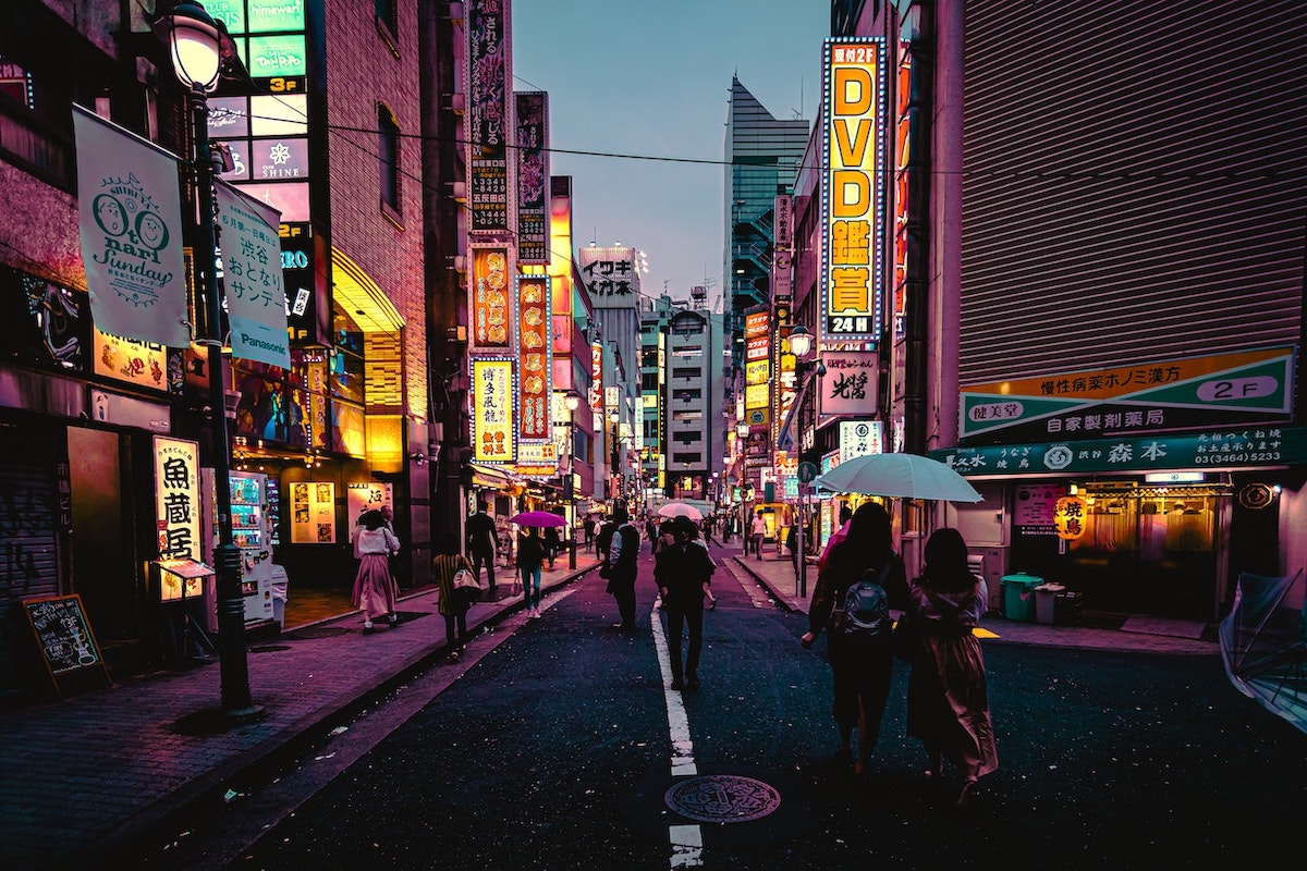 viva magenta colore pantone 2023, viaggio Tokyo
